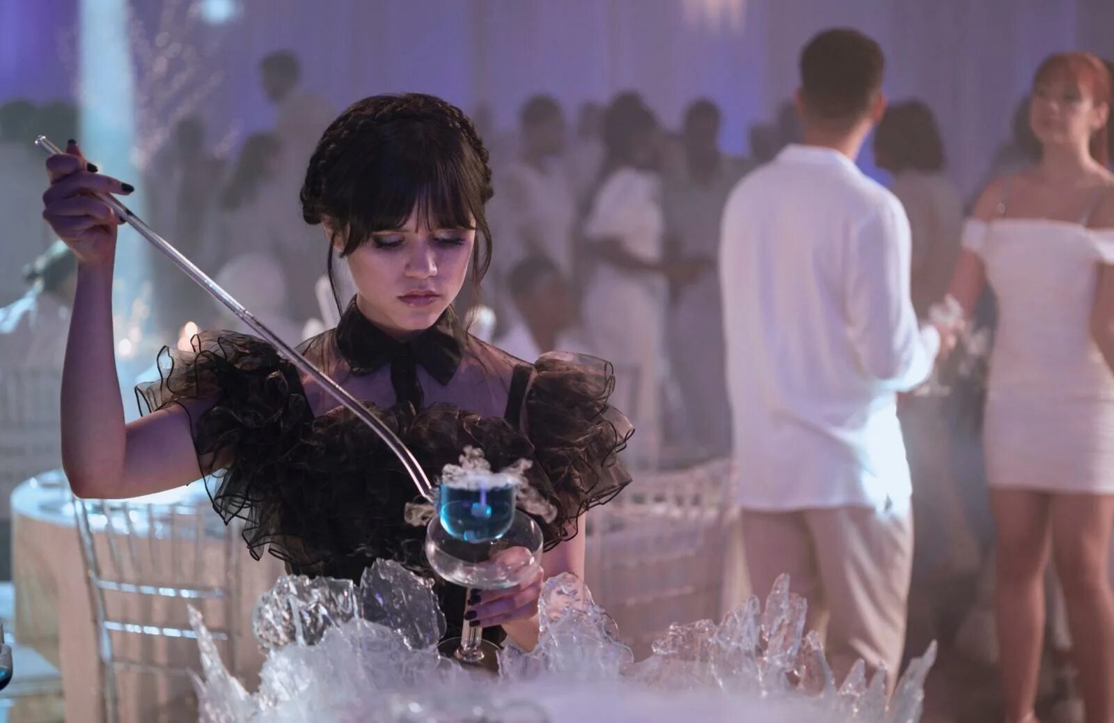 Уэнсдей аддамс на балу 2022. Уэнсдей сериал 2022 зетфликс. Девочка венсдей танец. Уэнсдей сериал бал. Уэнсдей сериал арт.