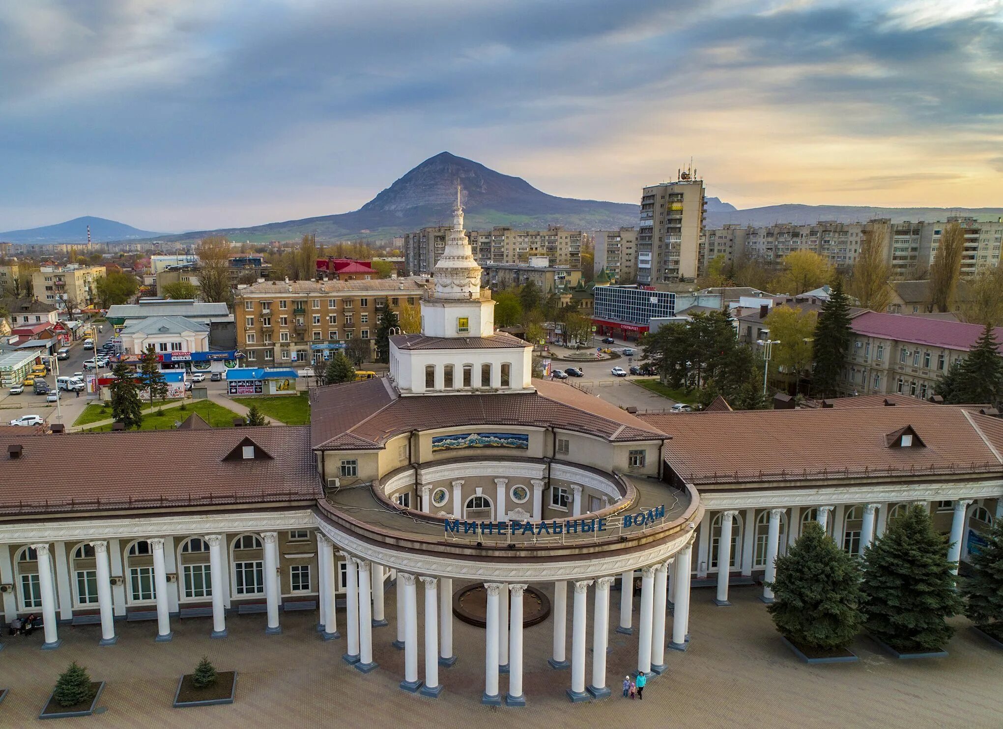 Минеральные воды. Город Минеральные воды Ставропольский край. Город Минеральные воды вокзал. Минеральные воды центр города. О городе Минеральные воды Минеральные воды-.