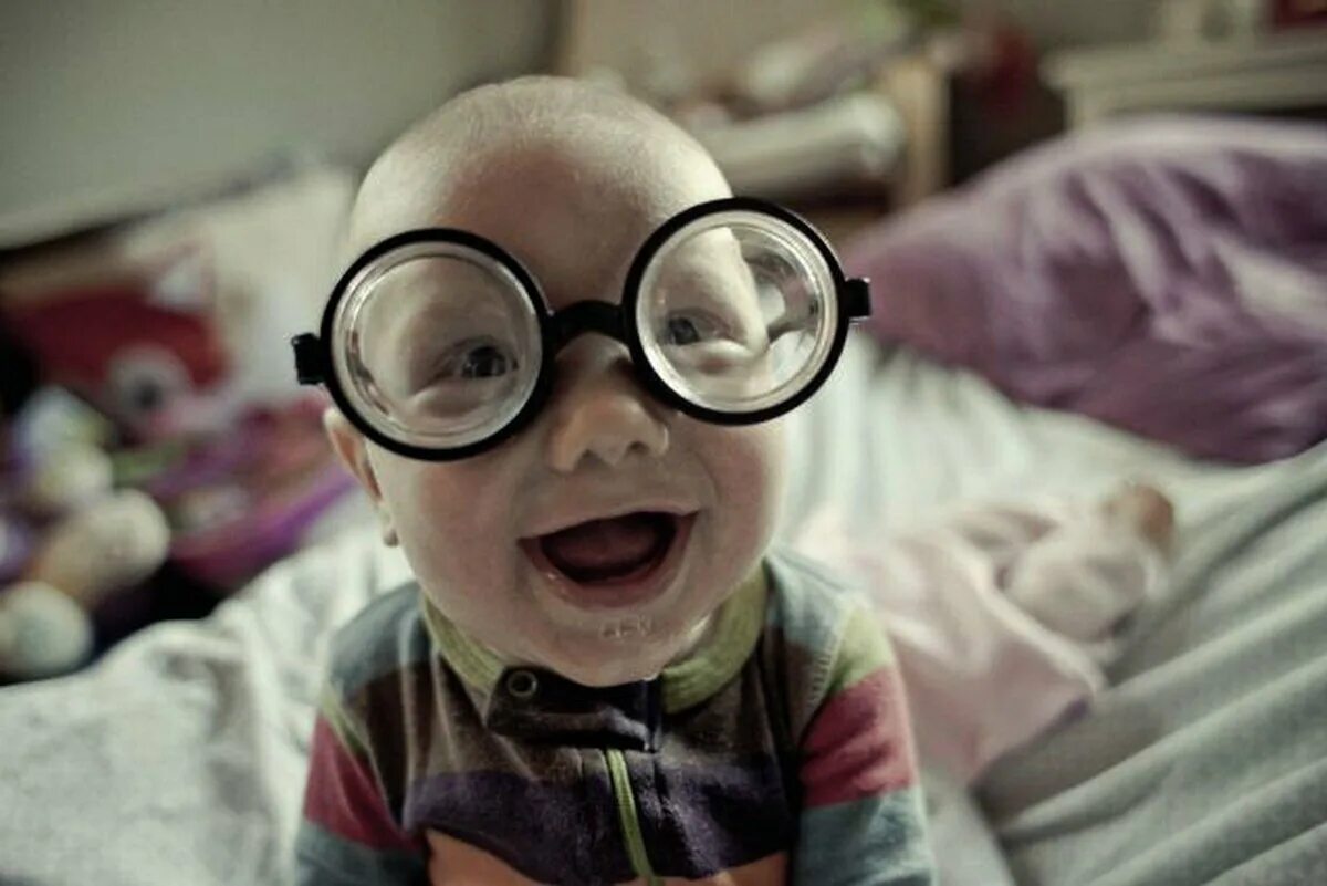 Смешные детские очки. Прикольные в очках. Ребенок в больших очках. Смешной в очках.