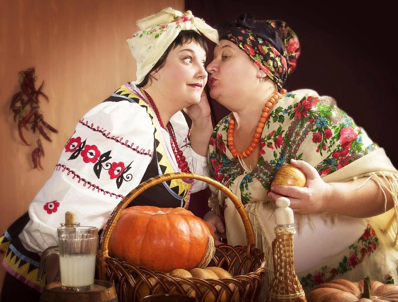 Хохол казах. Жители западной украины. Хохлушка с мужем. Украинские женщины. Хохлушка.