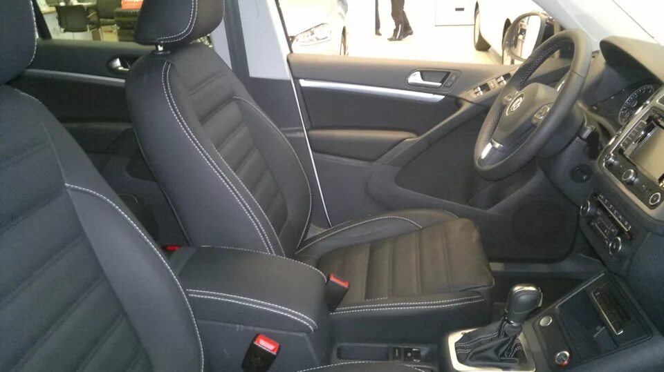 Сиденья фольксваген тигуан 2. Тигуан 2 салон кожа. tiguan 2 кожаный салон. tiguan 2 салон алькантара. volkswagen tiguan 1 перетяжка салона.