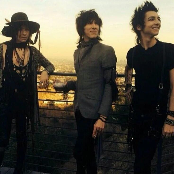 Palaye royale dead. Palaye Royale Себастьян Данциг. Дженни ви Palaye Royale. Palaye Royale участники Себастьян.