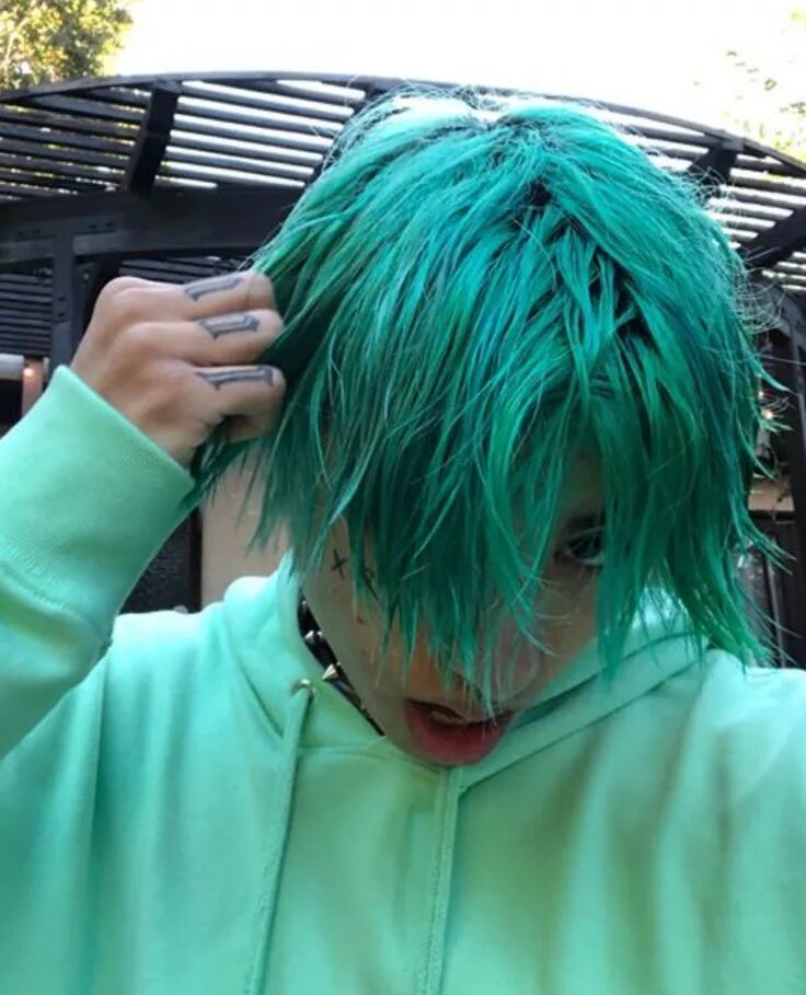 Розово зеленый мальчик. Jumex певец. Мальчик с зелеными волосами. Прически с зелеными волосами. Зеленые волосы гранж.