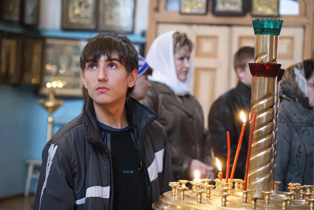 Контакты верующего человека. Молодые люди в церкви. Подростки в церкви. Мальчик молится в храме. Православная Церковь.