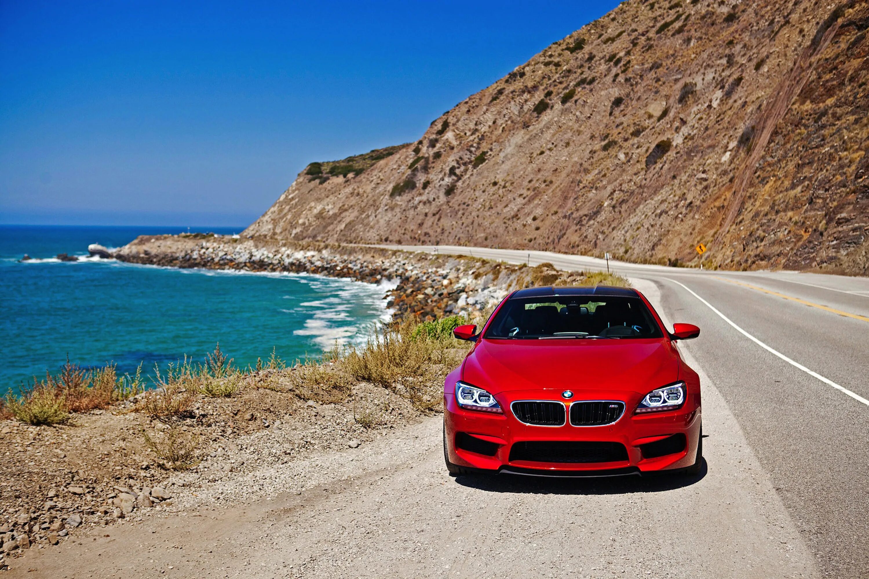 Красивые машины лето. BMW m5 море. BMW m5 возле виллы. БМВ м5 на море. Машина на фоне моря.