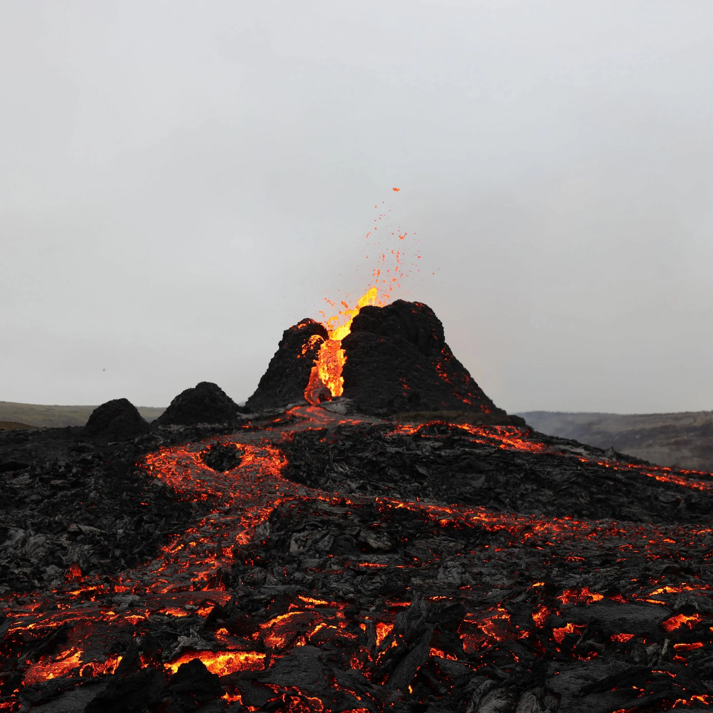 Лавовое озеро вулкана эрта але. Извержение вулкана магма. Необычные явления природы. Лава лава. Лава обои.
