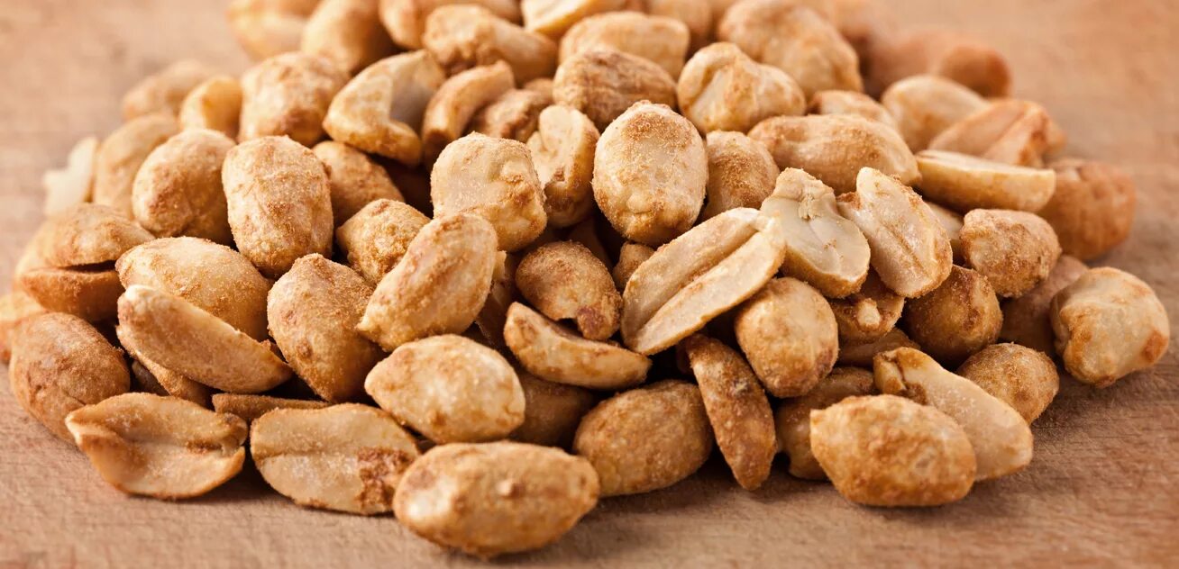 Жареный арахис вред. Орех похожий на арахис. Арахис жареный. Жареный арахис крупно. Арахис макро.