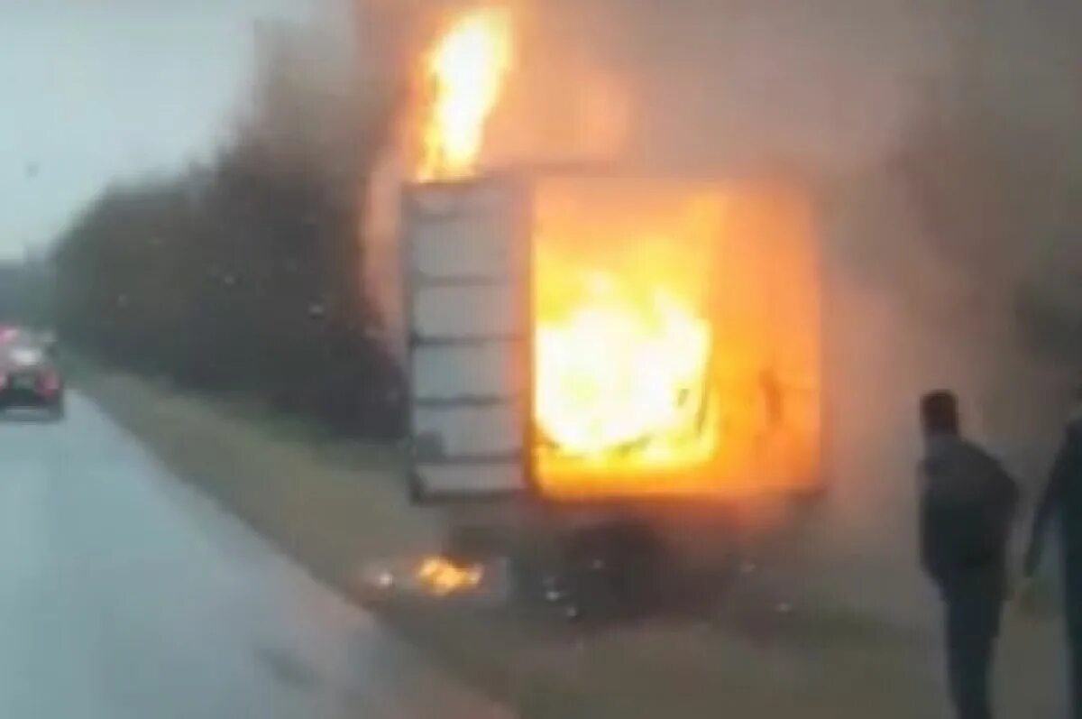 Сгоревшая грузовая газель. Проезжая мимо горящей газели. Почему сгорела газель. Газель в огнях. Газель в огнях.