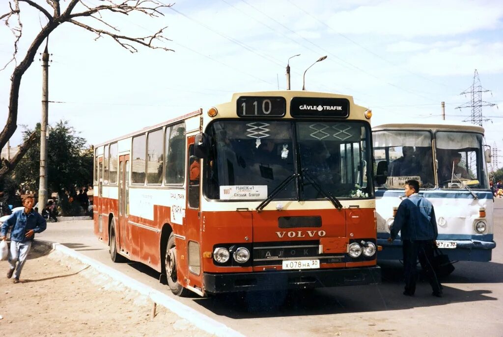 10 автобус астрахань. Раритетные автобусы. Астраханский автобус. Старый автовокзал Астрахань. Старые автобусы Астрахань.