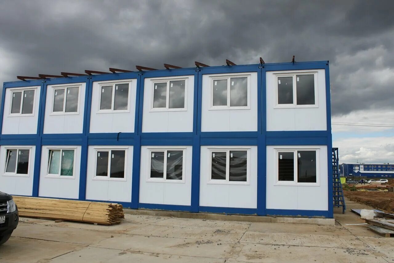 Монтаж модульных зданий на участке. Модульное здание из сэндвич панелей каркас. Быстровозводимые металлоконструкции и модульные здания. Демонтаж%модульного%здания. Разборный дом из сэндвич панелей.