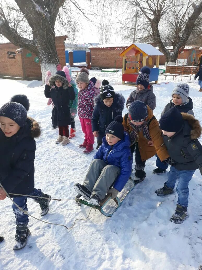 зимние развлечения на свежем воздухе для детей. зимние забавы в детском саду на улице. зимние забавы детей на свежем воздухе. зимние игры на свежем воздухе для детей. дети в снегу.