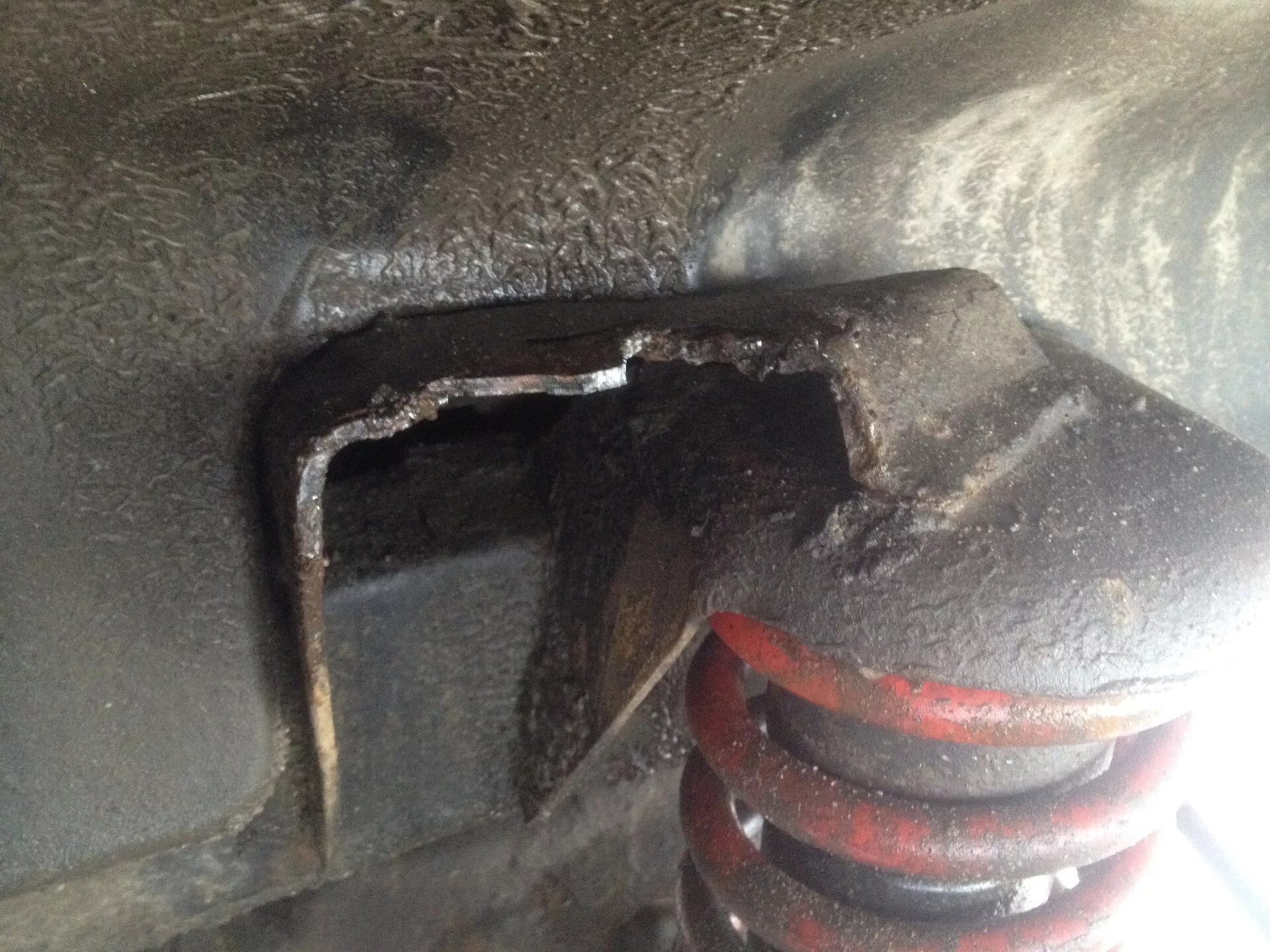 Оторвало кронштейн амортизатора на уаз патриот. Бмв х1 е84 вырвало задний амортизатор. Задняя чашка ваз 2114. Луаз перенос крепления задних амортизаторов. Перевариваем кронштейн заднего амортизатора уаз 469.