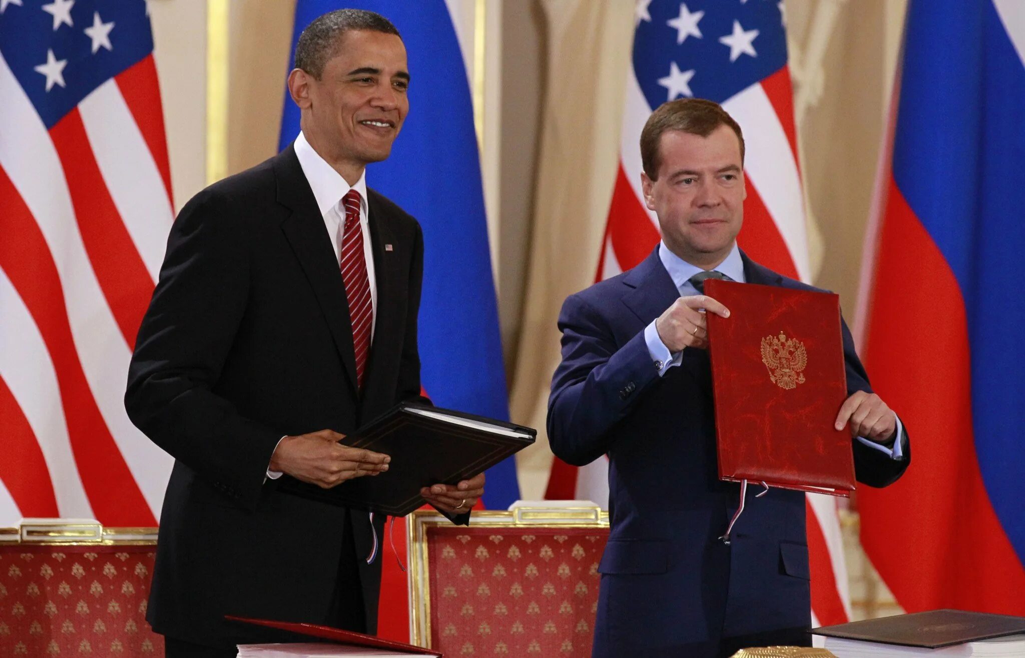 Договор о про с сша. Обама Медведев СНВ-3. Обама и Медведев СНВ подписание. СНВ 3. Россией и США - это СНВ-3,.