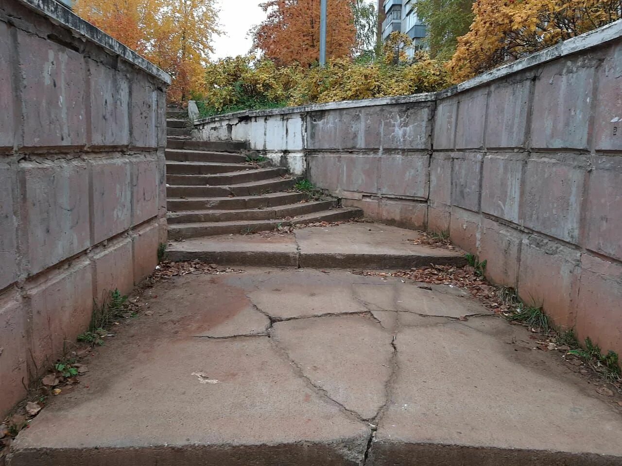 Какие объекты были отремонтированы в городе кирове. Подъем с лестницей на улице тротуар новый. лестницы в кирове. народный бюджет.