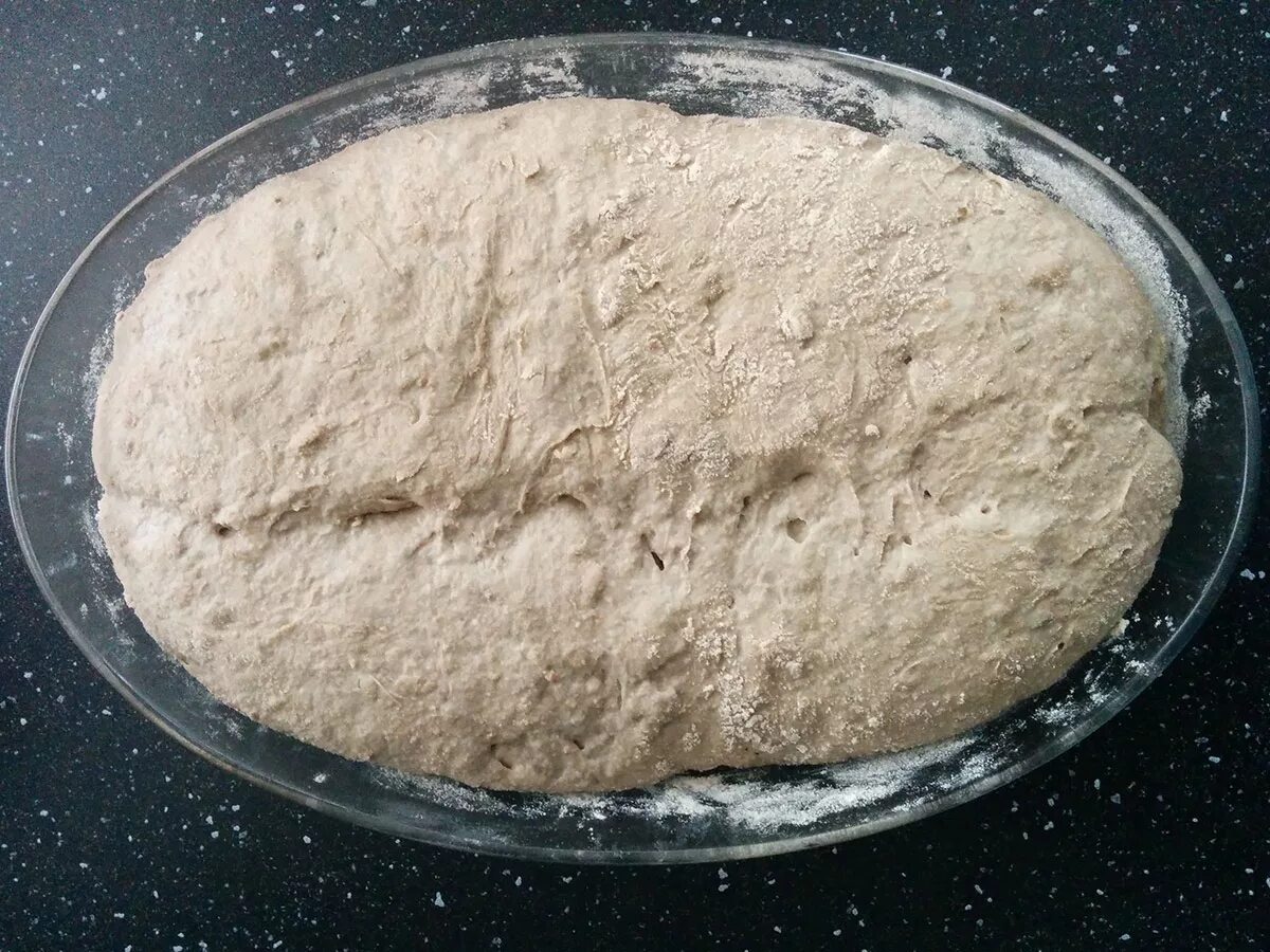 Формовка теста для хлеба. Форма для выпечки ржаного хлеба. Форма для выпечки хлеба. Замес ржаного хлеба. Замес муки на хлеб.