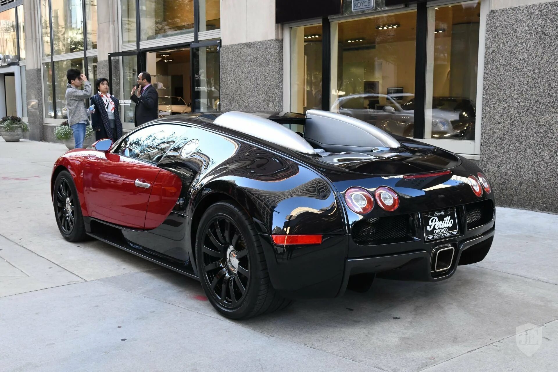 Bugatti в москве. Bugatti Veyron 16.4 Supersport красный. Бугатти Вейрон 2002. Бугатти Вейрон 16 4 super Sport. Бугатти Вейрон в Москве.