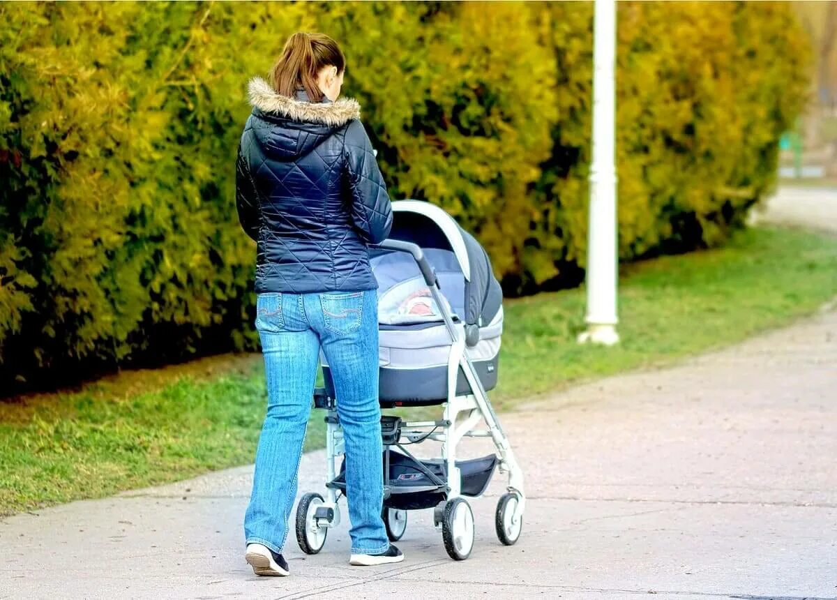 Мамочки с детьми на прогулке. Прогулка на улице с детьми. Мама можно на улицу. Женщина с ребенком. Мамочки гуляют с детьми.