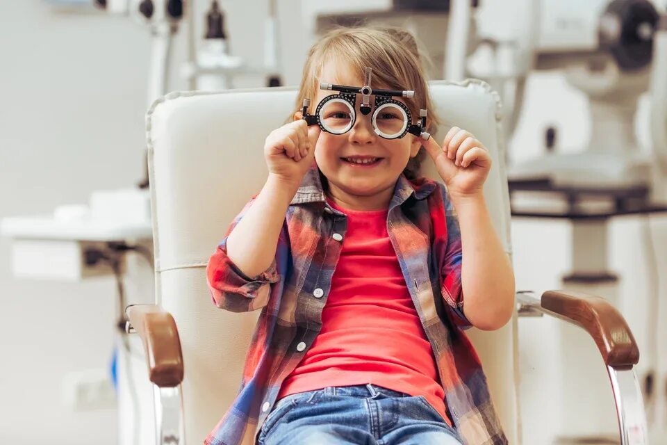 Дети в очках. Детский офтальмолог. Маленькие дети в очках. Миопия у детей. Миопия у ребенка форум