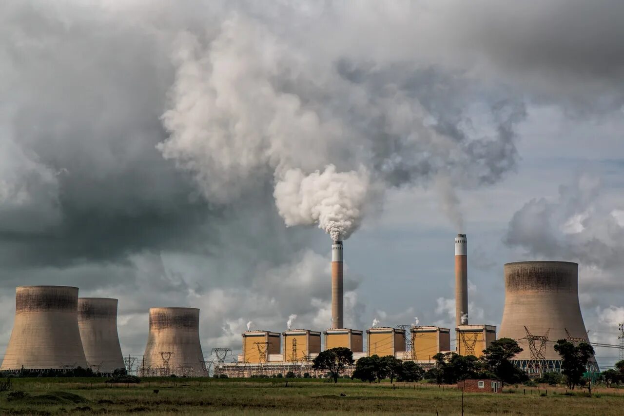 Наносят ли вред окружающей среде промышленные предприятия. Загрязнение атмосферы ТЭС. АЭС И экология. Фабрики загрязняют воздух. Промышленные выбросы в атмосферу.