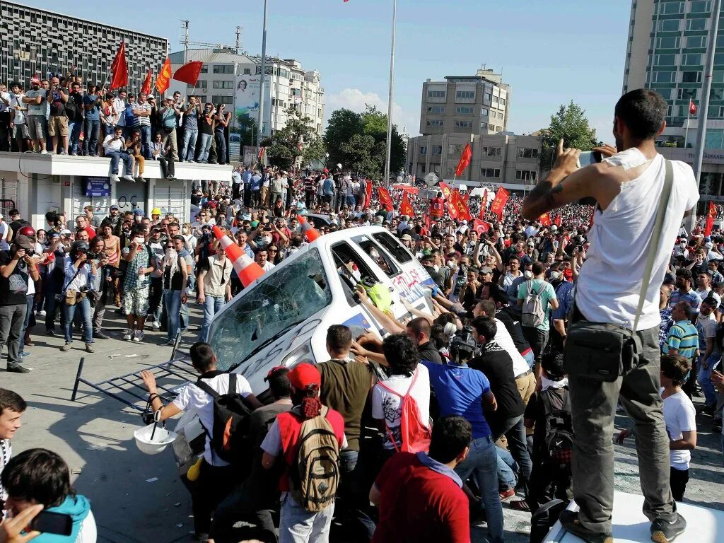 Беспорядки в турции. Протесты в Стамбуле 2013. Таксим беспорядки в Турции.