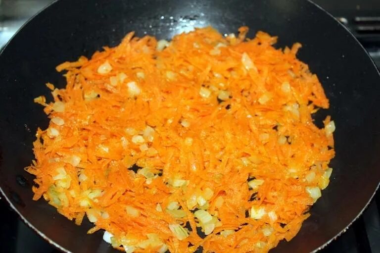 Пожарить лук с морковью. Пассерованный лук и морковь. обжареваем лук имарковку. обжариваем лук и морковь.