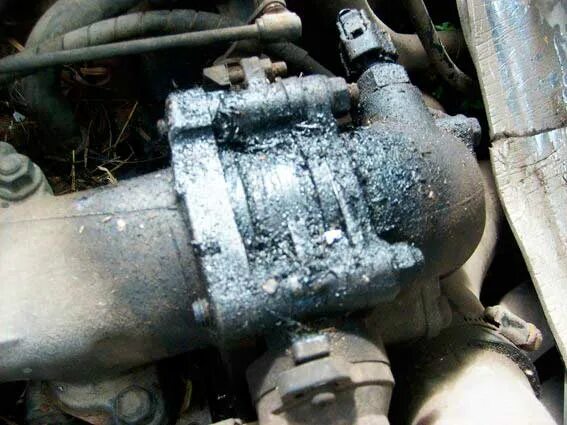 Течь масла из под хомута турбины 2ct. Потекла турбина. Подтеки масла на турбине. Течь турбины т4. Турбина на форд мондео 3 дизель 2.