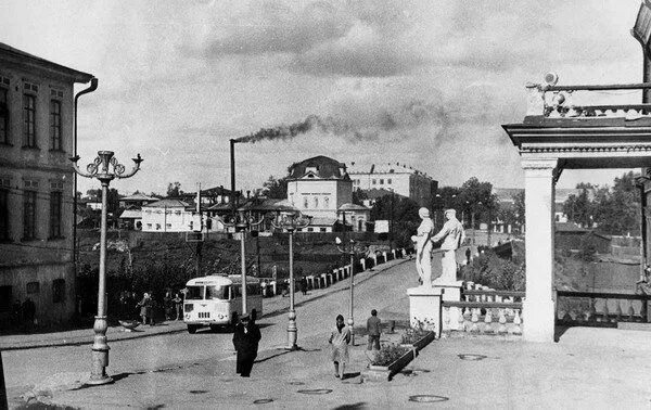 Старый город алапаевск. Алапаевский завод 1904 год. Старинный город алапаевск. Комсомольская улица алапаевск. Алапаевск зимой улица.