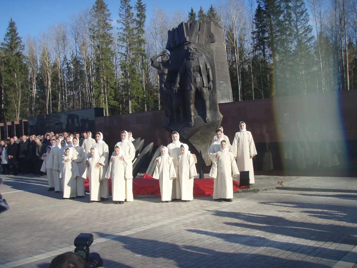 Хацунь мемориальный комплекс. Хацунь деревня мемориальный комплекс. Деревня Хацунь Брянская область. Село хацунь брянская область