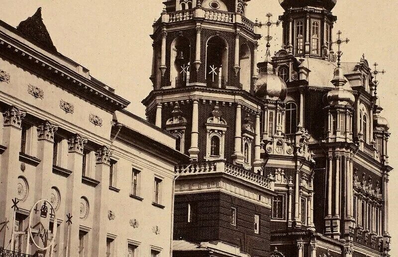 Храм троицы на грязех на покровке. Успения богородицы на покровке. Тринадцатиглавая успенская церковь на покровке. Улица покровка с церковью успения. Успения богородицы на покровке.