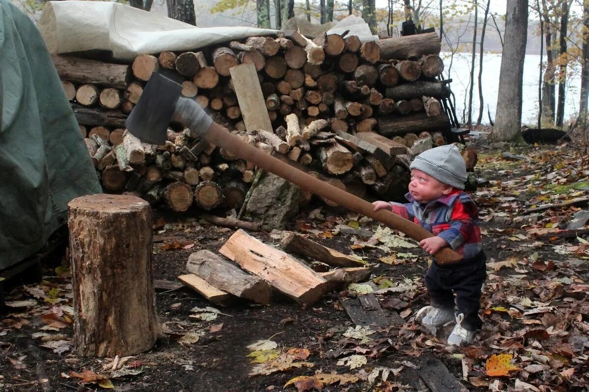 Рубят топорами мужика. Мальчик с дровами. Человек рубит дрова. Рубить дрова. Колет дрова.