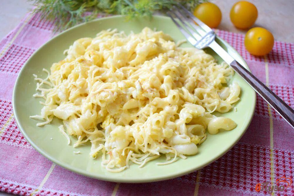 Макароны с яйцом и сыром на сковороде. Макароны с яйцом и сыром. спагетти с сыром и яйцом. вермишель с сыром. вермишель с яйцом.