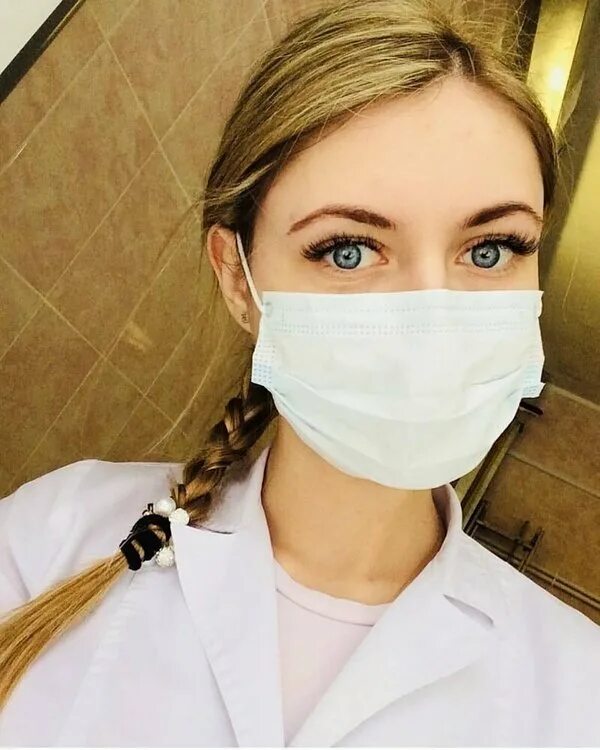 Полицейский у дверей бегло окинул девушку взглядом и, не увидев ничего подозрите