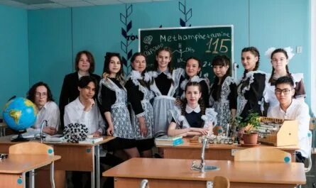 Как проходит 1 сентября в вузах. Выпускник вуза. 1 сентября в вузе. первое сентября в универе. ученики института.