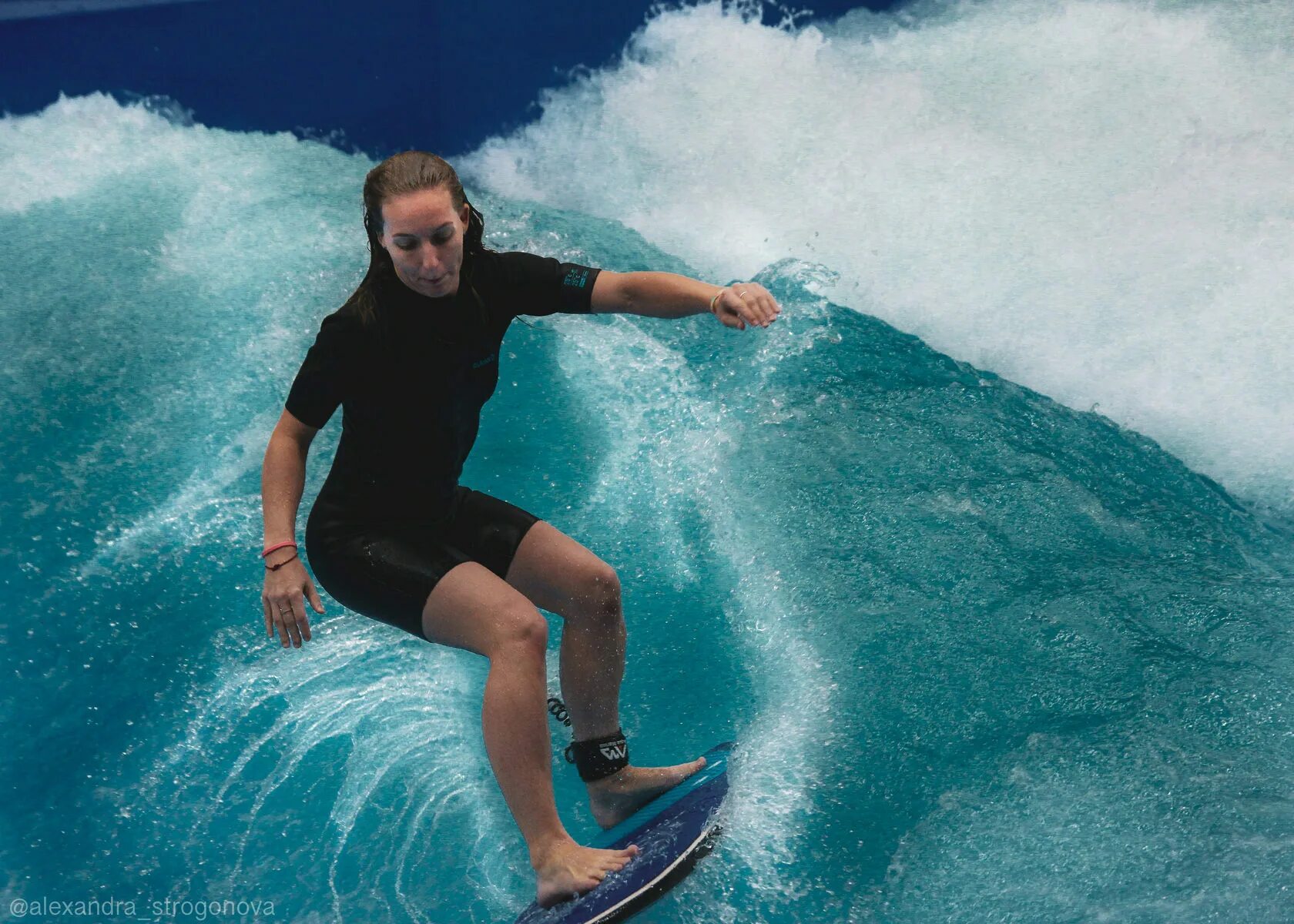 Искусственная волна москва цена. Искусственная волна. Искусственная волна для серфинга. Сёрфинг на искусственной волне. Серфинг в Москве.
