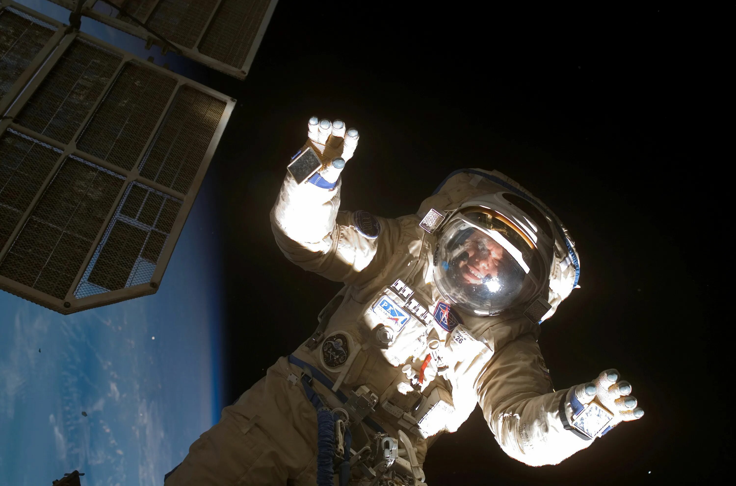 выход космонавта россии в открытый космос. космонавт в космосе. Space walk. Space walk silent partner. космос.