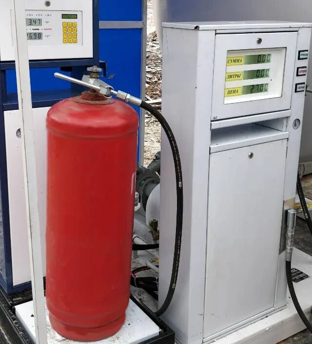Заправщик баллонов. Газовый баллон на азс. Заправщик газовых баллонов. Освидетельствование пропановых баллонов. Заправщик баллонов.