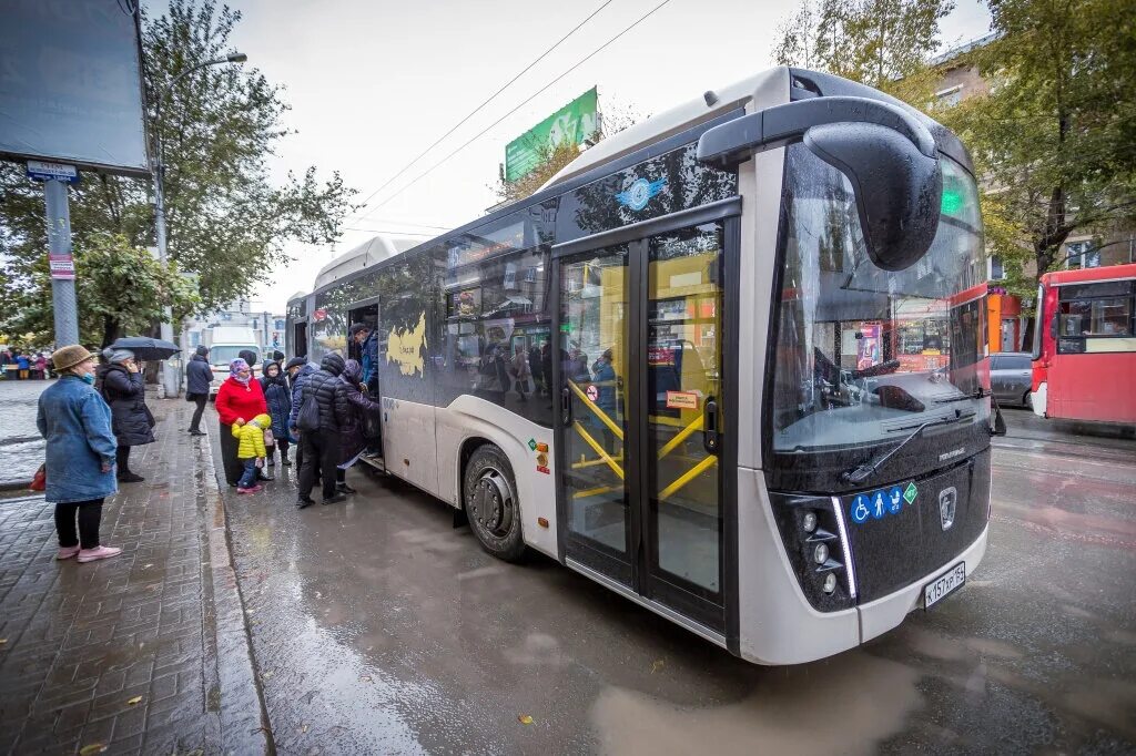 Новая 5 новосибирск. Автобус Новосибирск. Новосибирский общественный транспорт. Новый общественный транспорт Новосибирск. Реклама на транспорте.