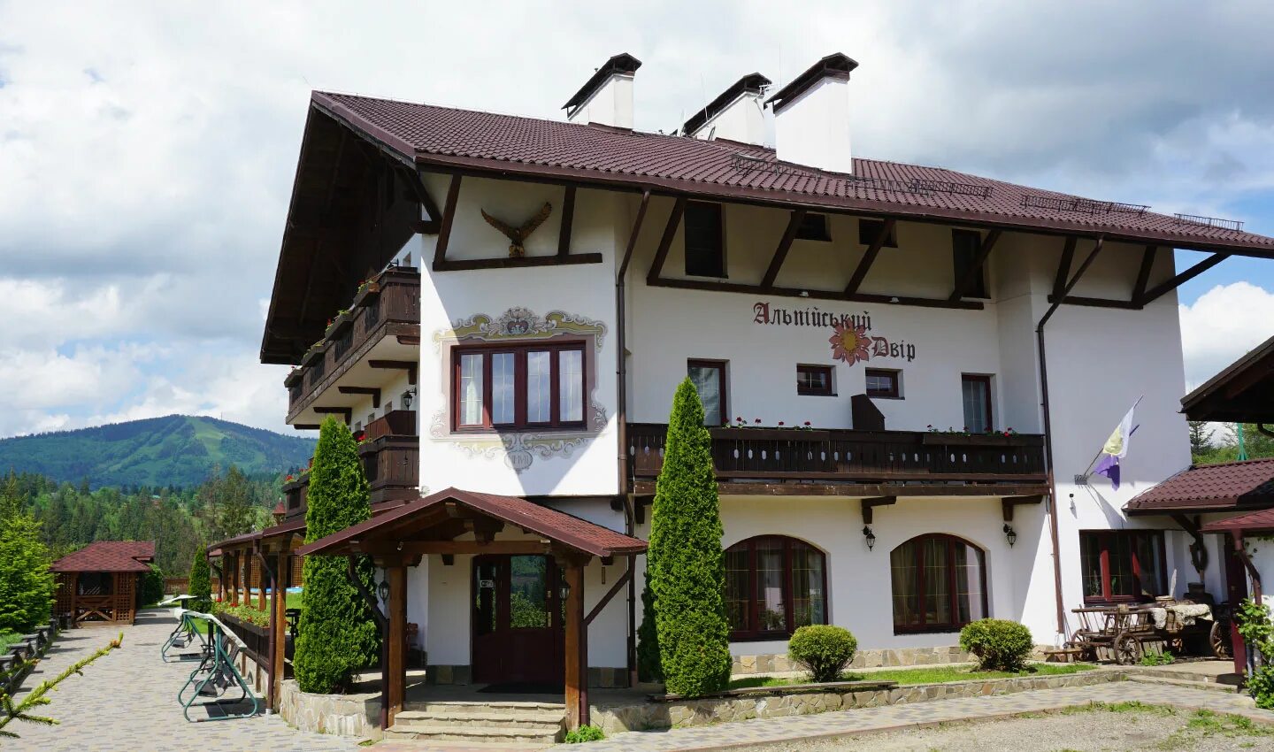 Горный дворик. Горный дворик. Альпийский дворик. Отель славский. Альпийский двор красная поляна.