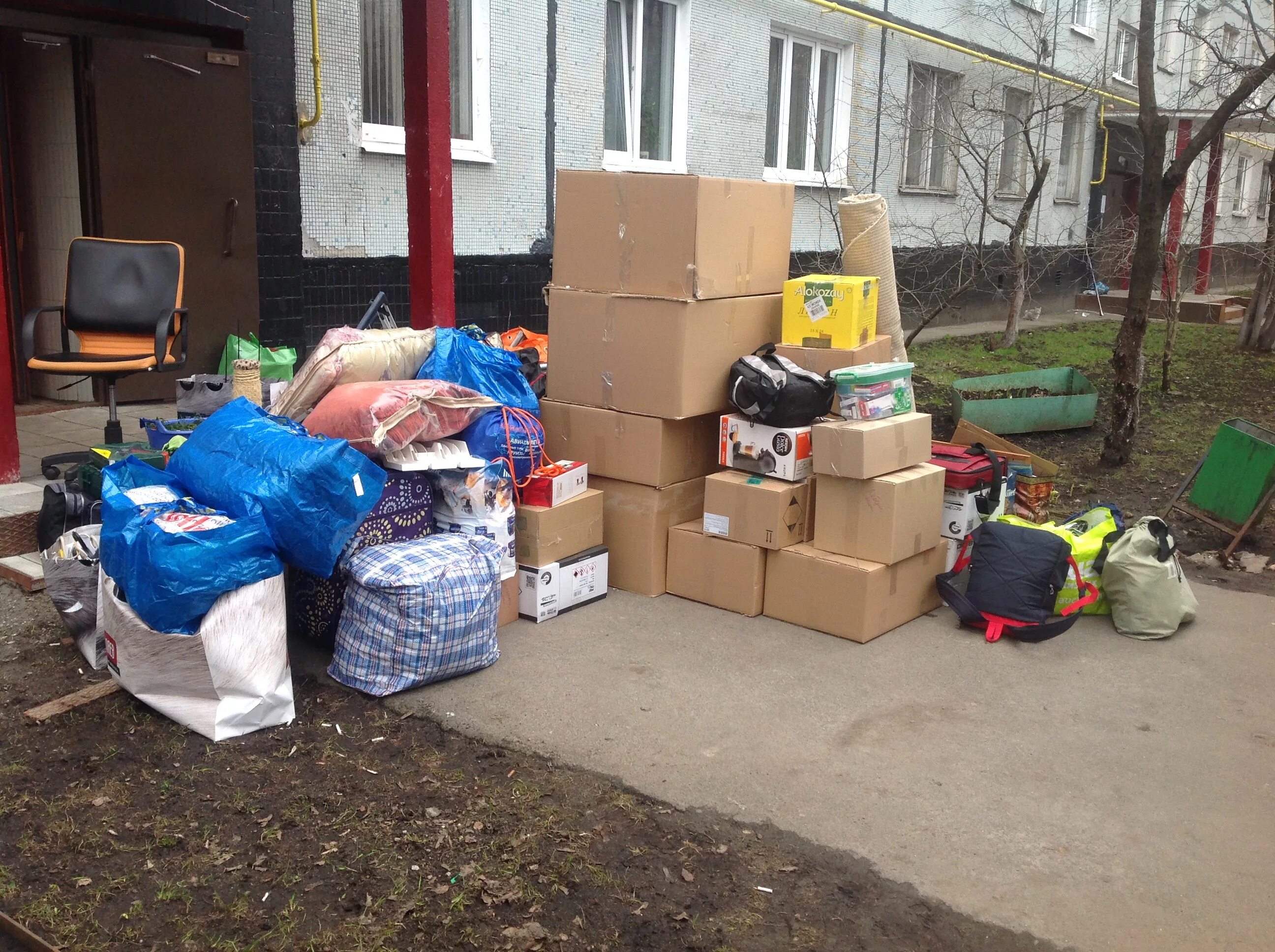 коробки для упаковки вещей. упаковка вещей для переезда. переезд сборы. переезд вещи. много вещей в квартире.