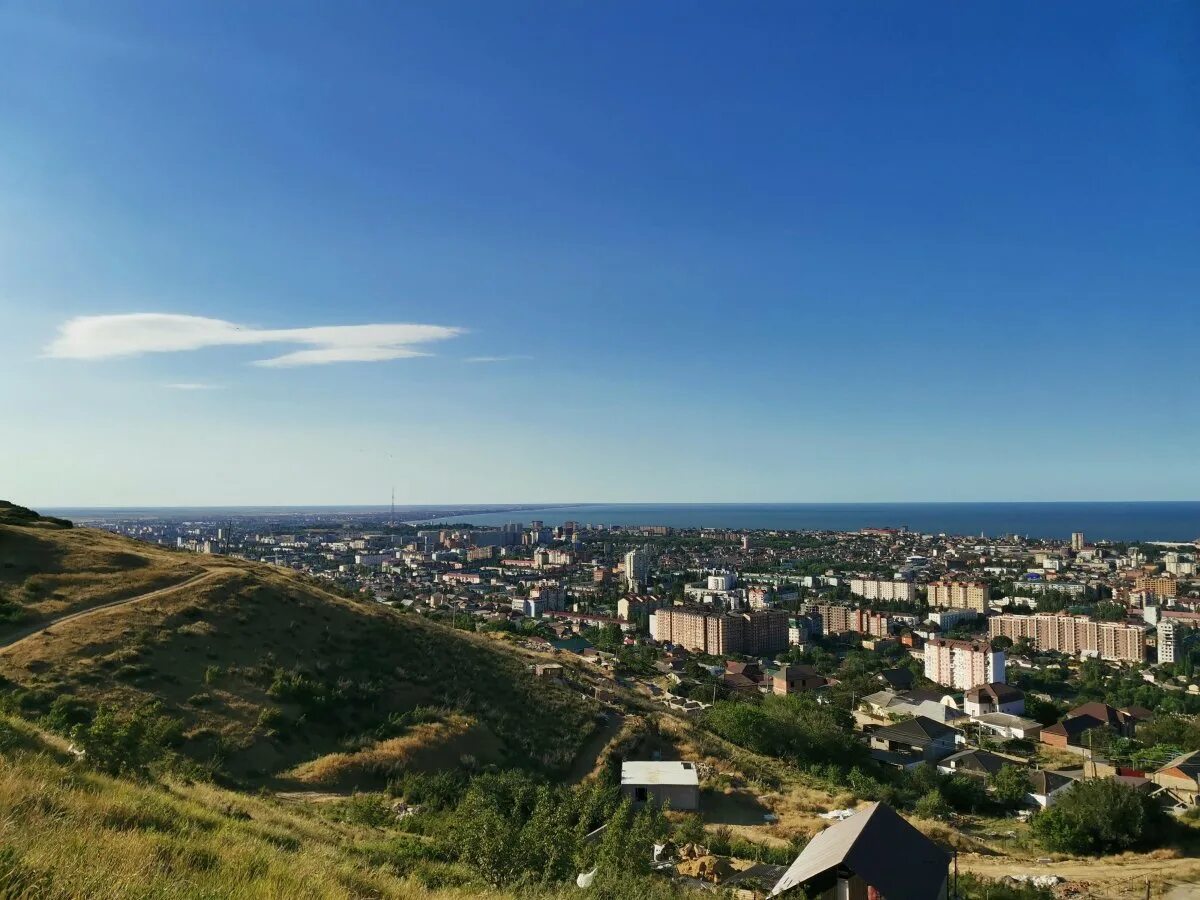 гора тарки тау в дагестане. тарки махачкала. гора тарки тау в махачкале смотровая площадка. гора тарки-тау и смотровая площадка. махачкала гора тарки.
