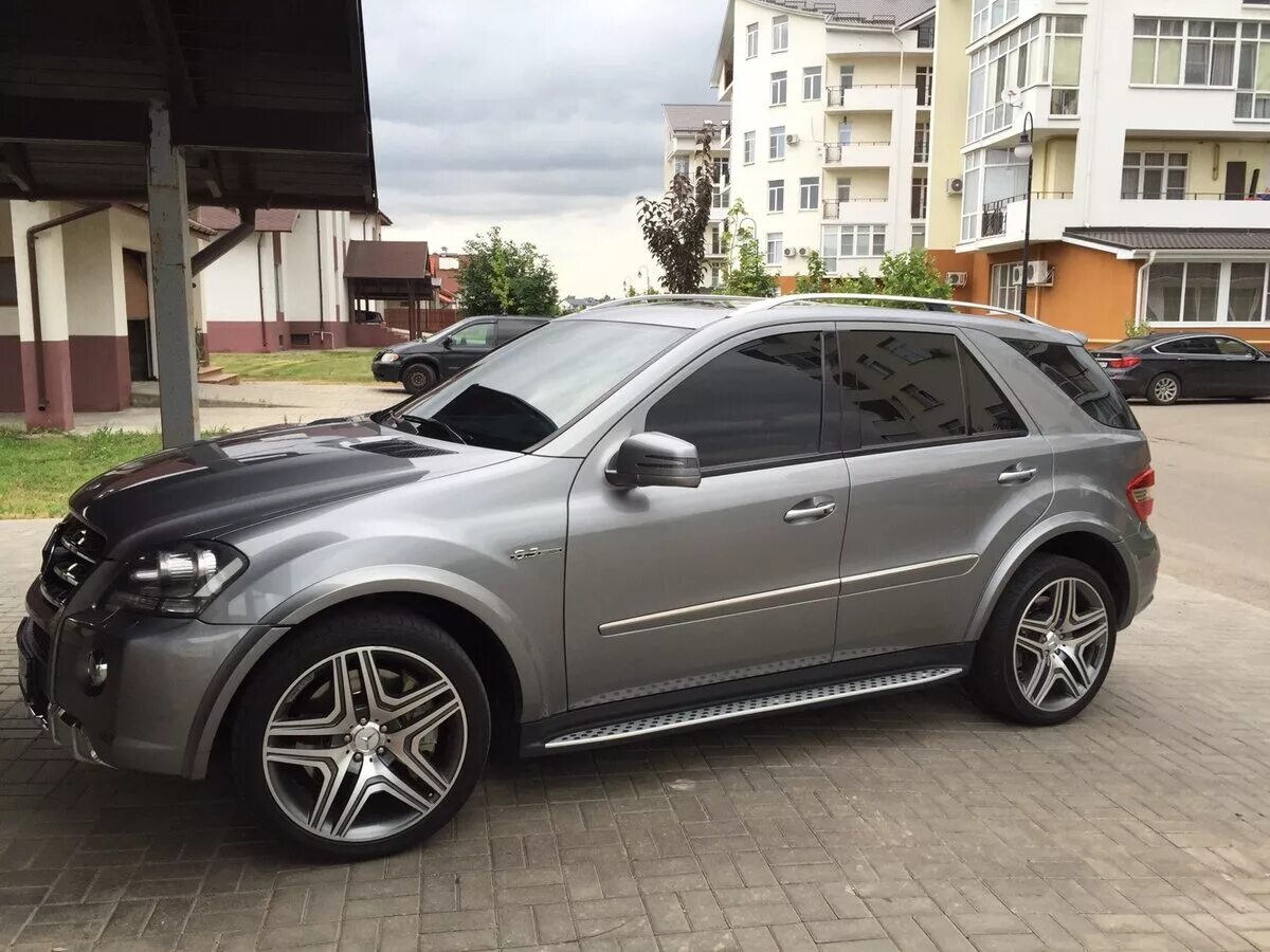 Мл 22 3. Mercedes ml 63 AMG матовый. Mercedes w164 AMG серебристый. Мерседес w164 AMG 6.3. Мерседес мл 164 матовый цвет.