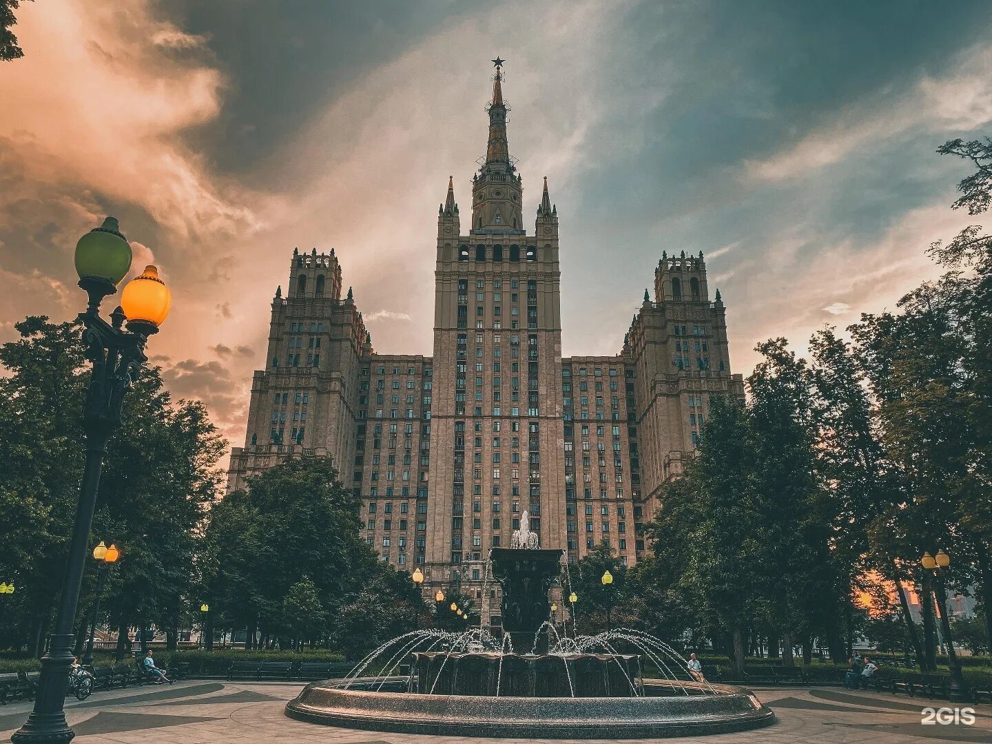 Высотка 1. Кудринская высотка москва. высотка на кудринской площади. сталинская высотка дом на баррикадной кудринская площадь. высотное здание на кудринской площади.