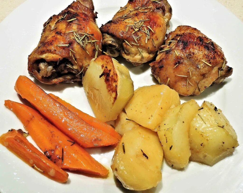 Рецепт бедра с картошкой. Куриные бедра с картошкой. куриные бедрышки с картошкой жареные. куриные бедра с картошкой и морковью.