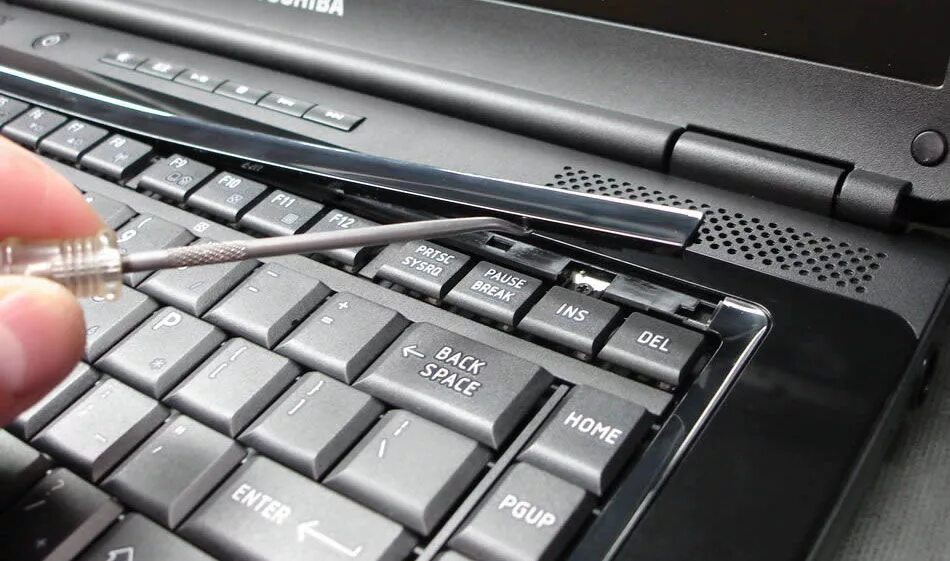 Что можно делать на ноутбуке. Клавиатура ноутбука. Снятие клавиатуры с ноутбука. Кнопки ноутбука Тошиба. Очиститель клавиатуры ноутбука.