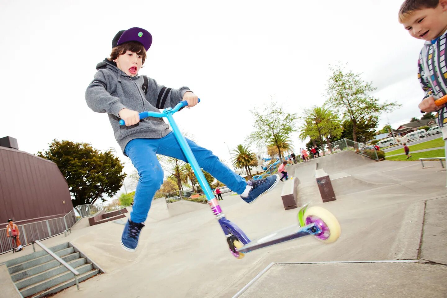 Самокат трюковой детский Skate. Трюковой самокат триад парк модель 2022 года. Ребенок на самокате. Трюки на самокате.