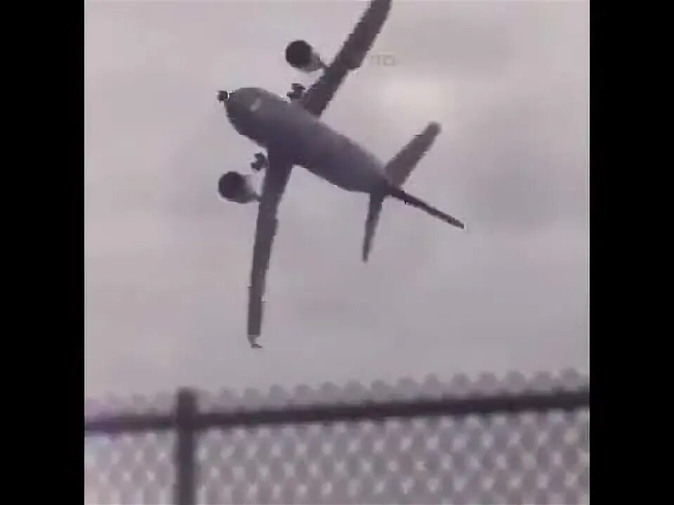 Су-34 бутурлиновка авария. Самолет переворачивается в воздухе. Самолет переворачивается в воздухе. Самолет который сдуло обшивку гавайи. Перевернутый самолет.