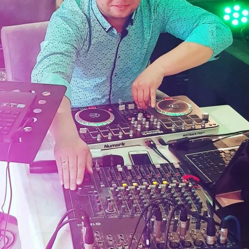 Джей диджей. Корпоратив dj. Dj на мероприятие. Диджей с аппаратурой на мероприятие. Dj на свадьбу.