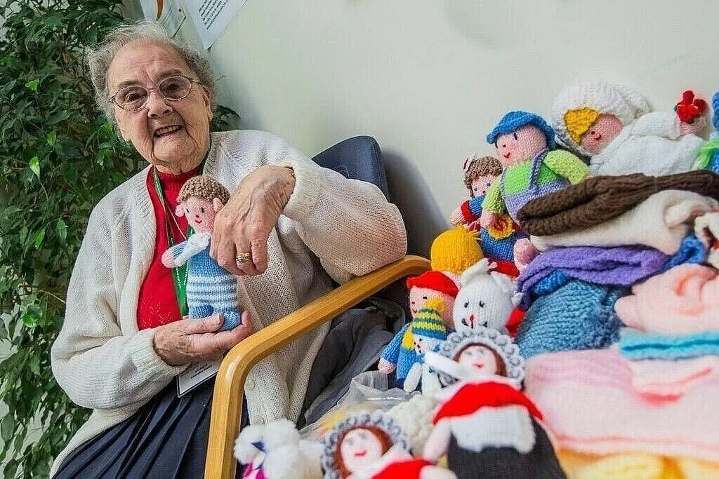 Дети из детдома. Дети в детских домах. Бабушка вяжет. Подарки детям в детский дом. Детский дом.