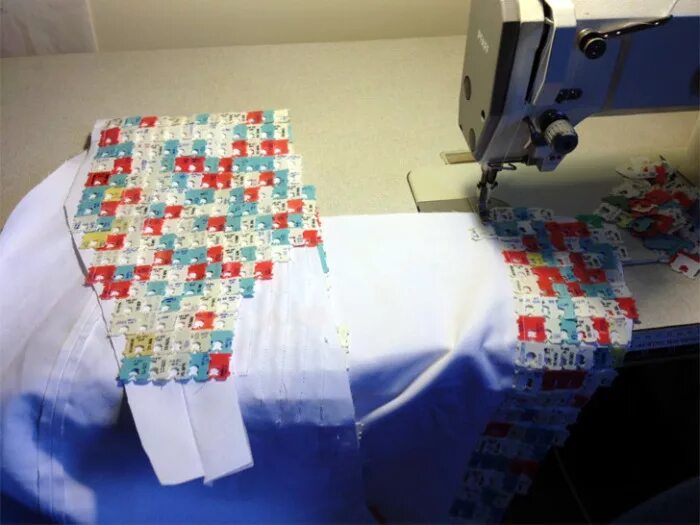 Поделки из клипс от хлеба. Коврик из зажимов для хлеба. Чипсы из хлеба декор. Хомуты от хлеба diy. Что можно сделать с зажимами от хлеба.