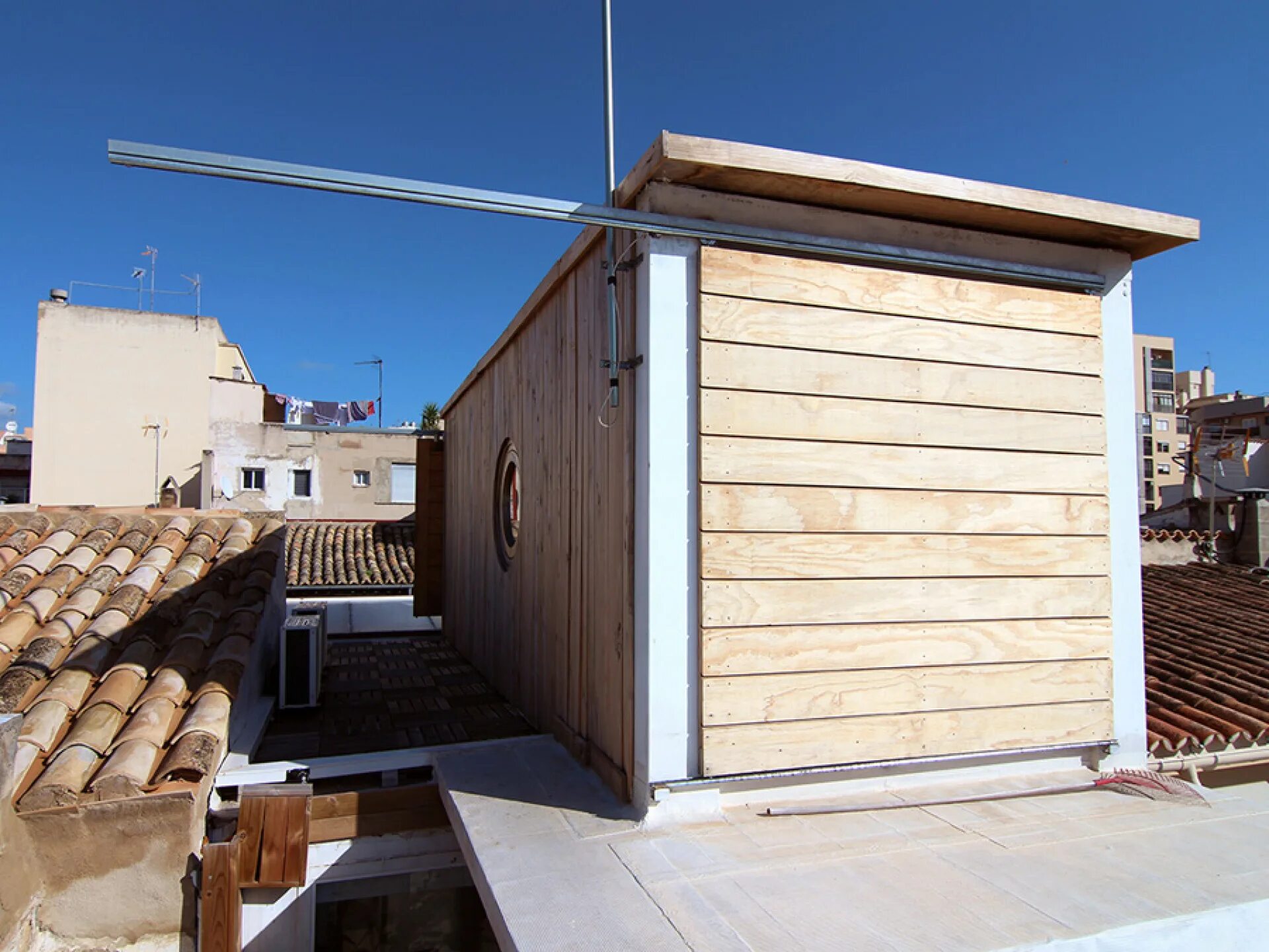 Контейнер оцинкованный oleocont-200 плоская крыша. Крыша контейнера. Крыша над морским контейнером. Навес над контейнером. Крыша контейнера.